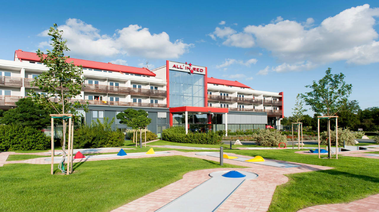 Hauseigener Minigolfplatz All In Red Thermenhotel