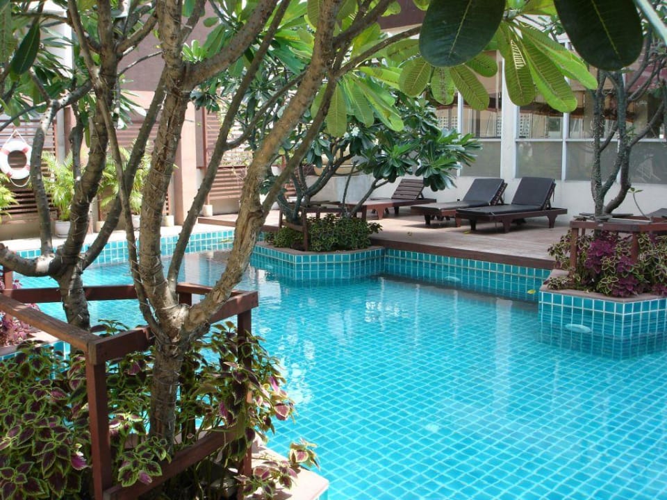 Kleiner aber schöner Pool Hotel FuramaXclusive Sathorn