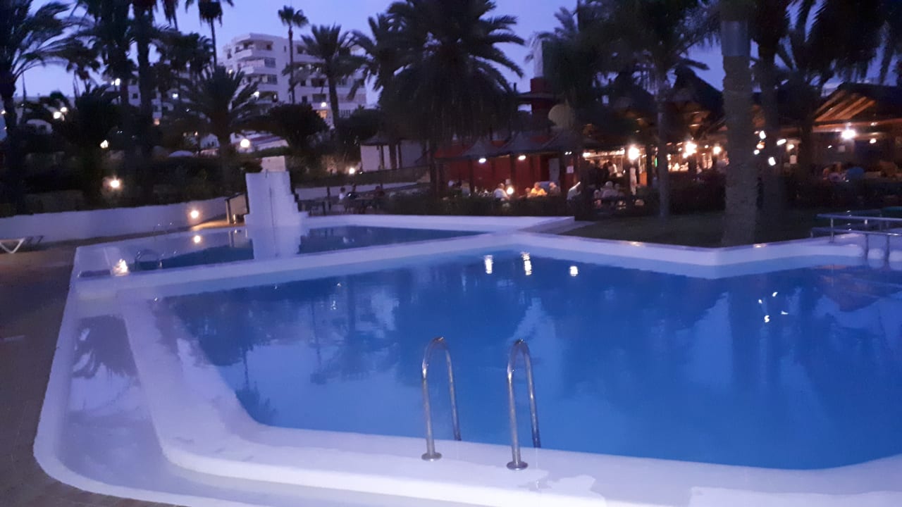 Pool HL Miraflor Suites Hotel