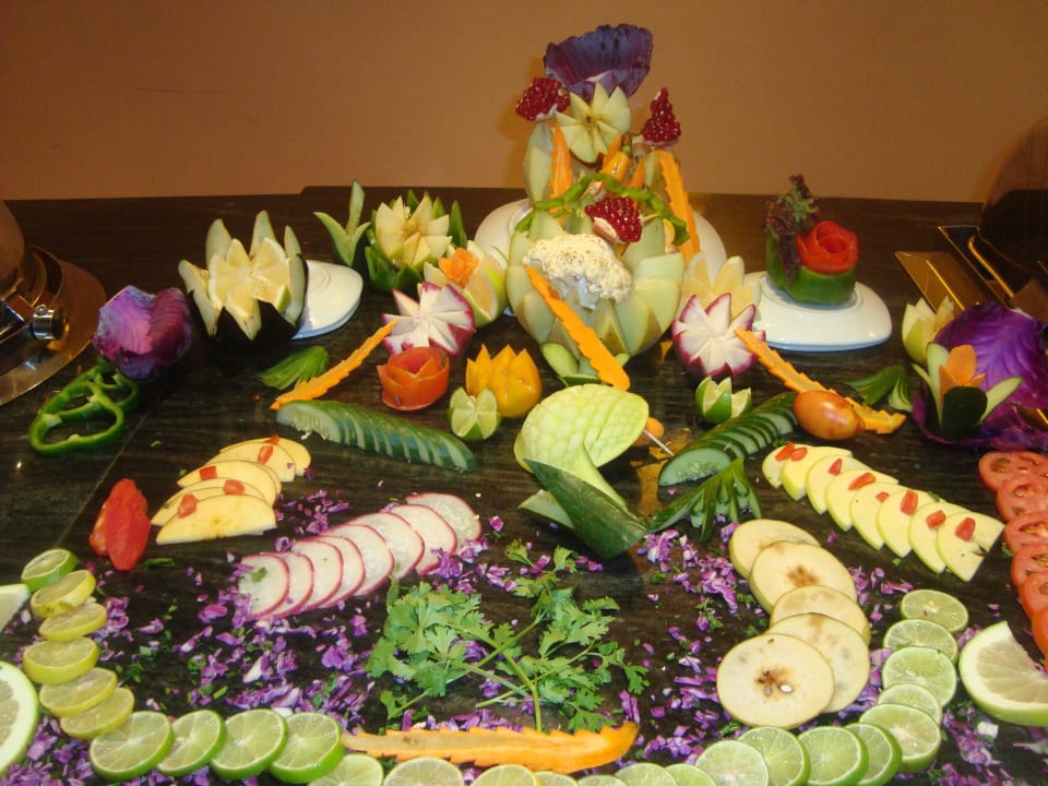 Вкусняшки AMC Royal Hotel & SPA