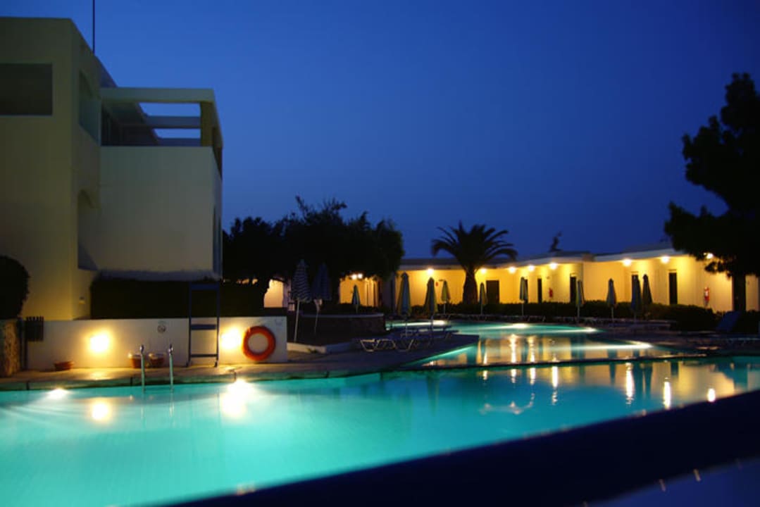 Erster Pool bei Nacht alltoura Club Hotel Porto Angeli Beach Resort