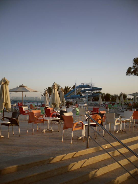 Sitzgelegenheiten am Pool mit Blick auf's Meer Samira Club