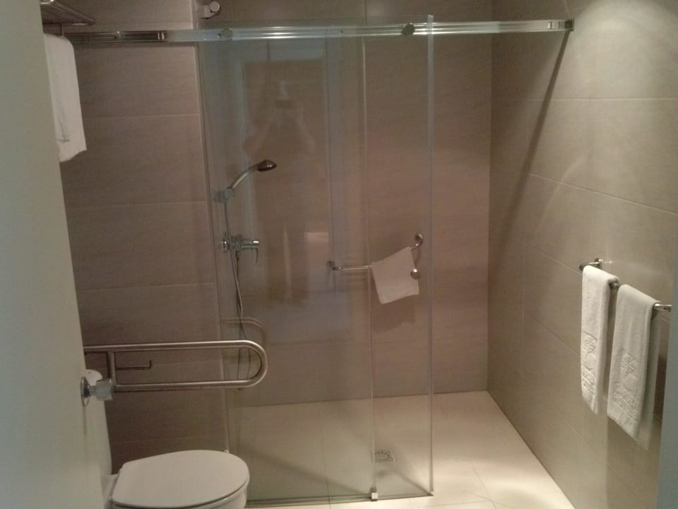 Dusche mit Glasschiebetür im Premium-Appartement Alcudia Garden Aparthotel