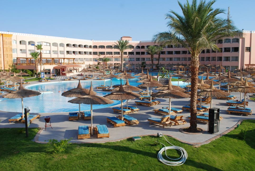 Hotelanlage beim Haupgebäude Beach Albatros Resort