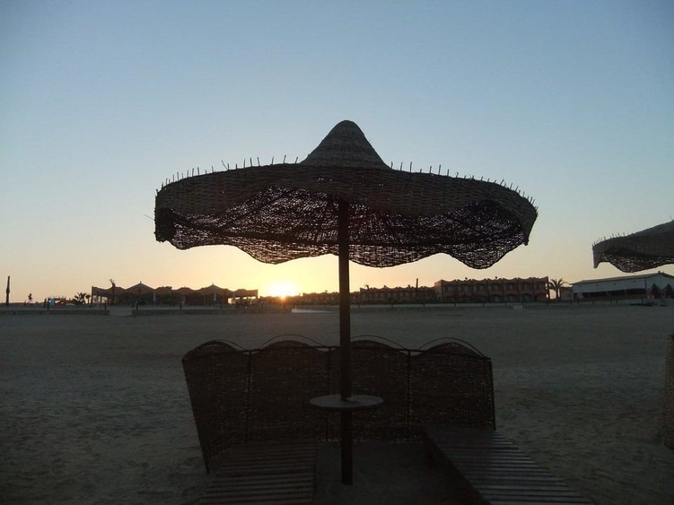 Blick vom Strand auf die Anlage Three Corners Happy Life Beach Resort