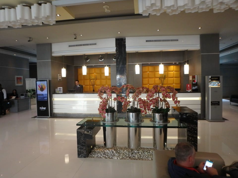 Blick auf die Rezeption TIME Grand Plaza Hotel