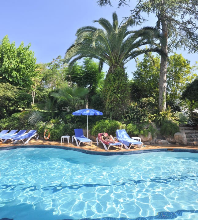 Vista piscina y jardín Hotel GHT Neptuno