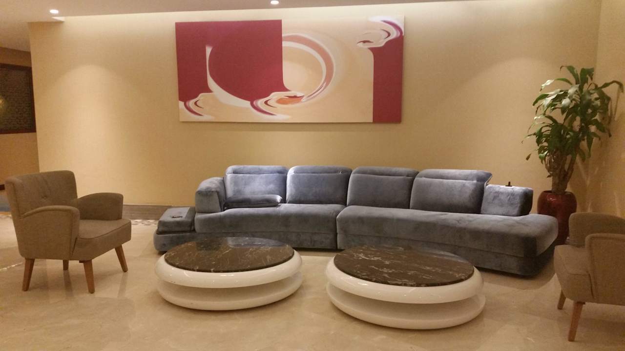 Sitzgelegenheiten GuestRooms auf dem Gang DoubleTree by Hilton Resort & Spa Marjan Island