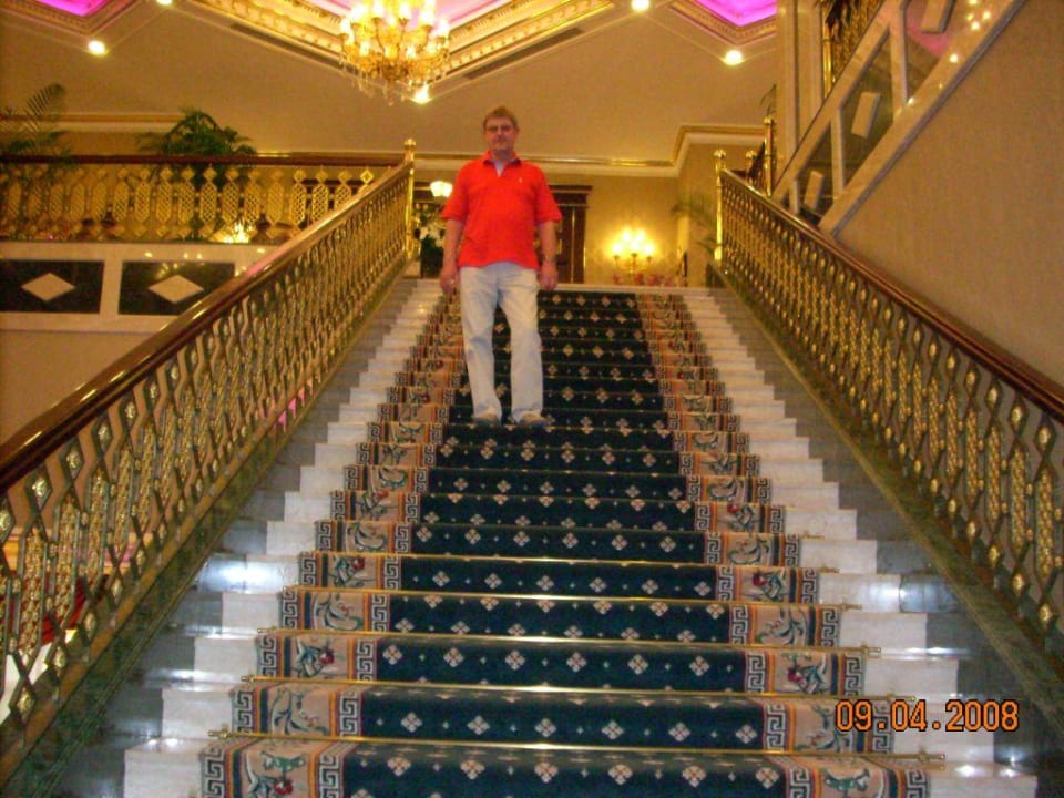 Die Treppe zum Innenrestaurant Hotel Club Sera