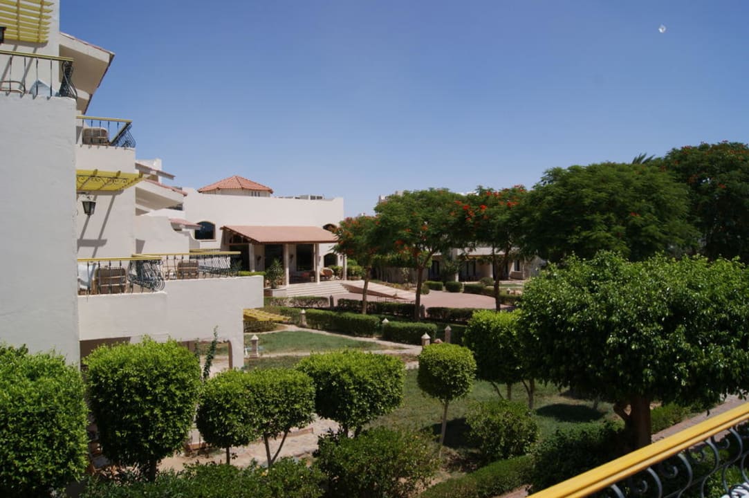 Hotelrezeption und Garten Lotus Bay Beach Resort