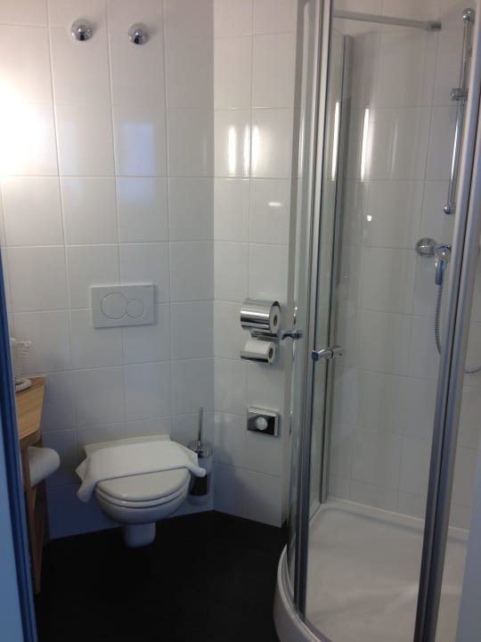 Toilette / Dusche Leonardo Hotel Vienna Schönbrunn