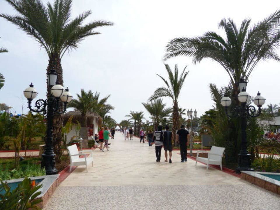 Promenade durch den Garten Hotel Delphin Imperial