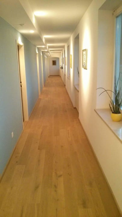 Renovierter Flur im 2. Stock, neuer Boden Hotel Walkner