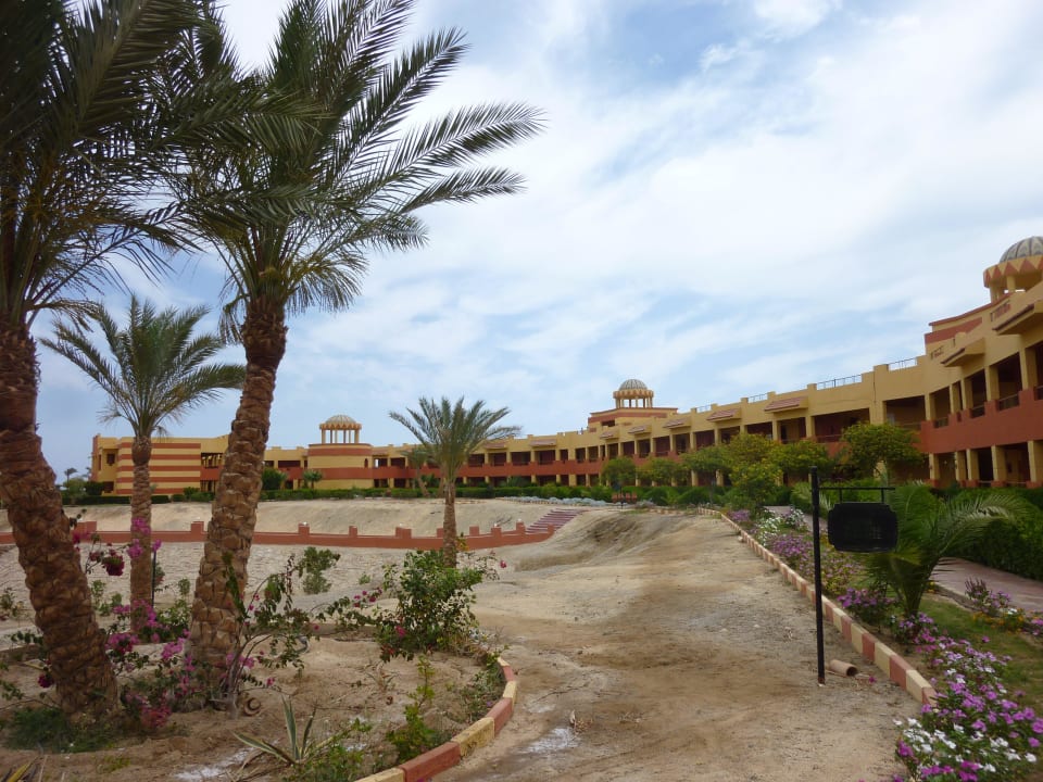 Noch viel Arbeit im Garten Malikia Resort Abu Dabbab