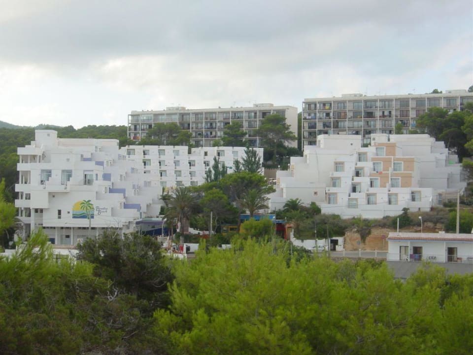 Hotel vom gegenüberliegenen Felsen aus gesehen Barceló Portinatx - Adults only