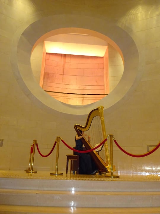 Harfenspielerin Hotel Harbour Grand Hong Kong