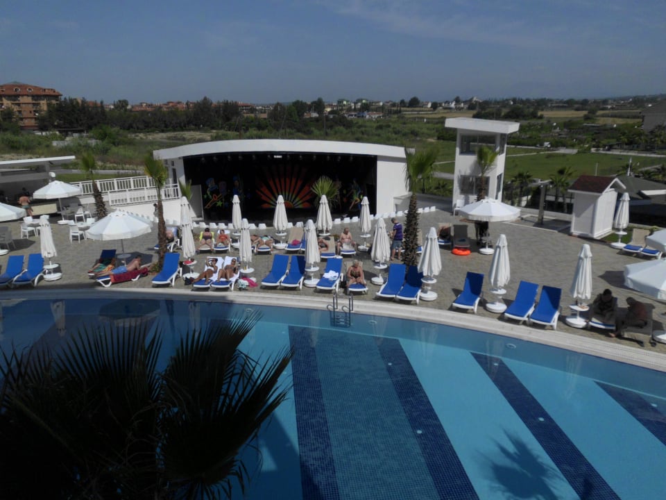 Hauptpool mit Showbühne im Hintergrund Diamond Elite Hotel & Spa