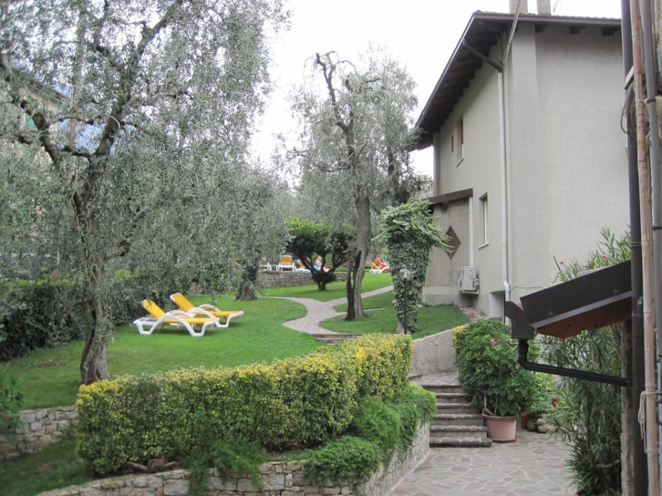 Blick auf die Liegewiese Hotel Da Tino