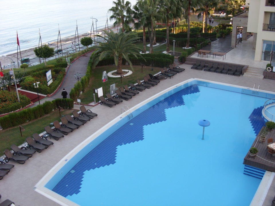 Blick vom Balkon auf den Pool Fame Residence Kemer & Spa