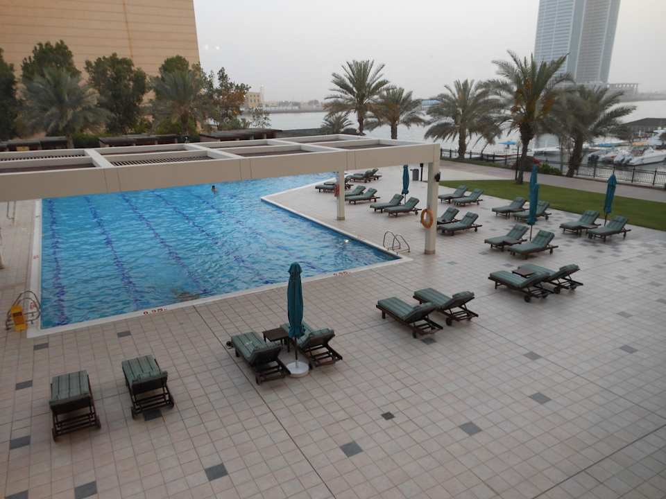 Blick vom Restaurant auf den Pool Hilton Garden Inn Ras Al Khaimah