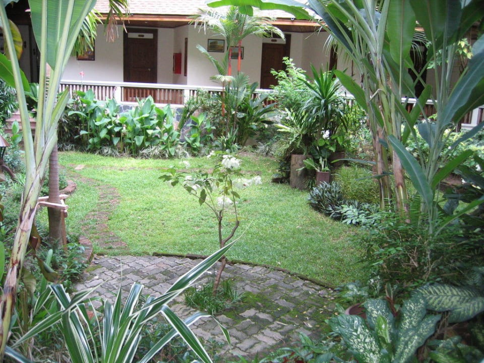 Blick auf den Garten mit Zimmern Thai House Beach Resort