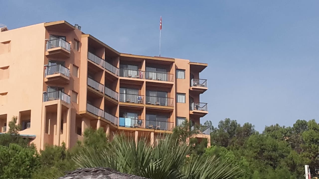 Blick vom Garten aufs Hotel ROBINSON SARIGERME PARK