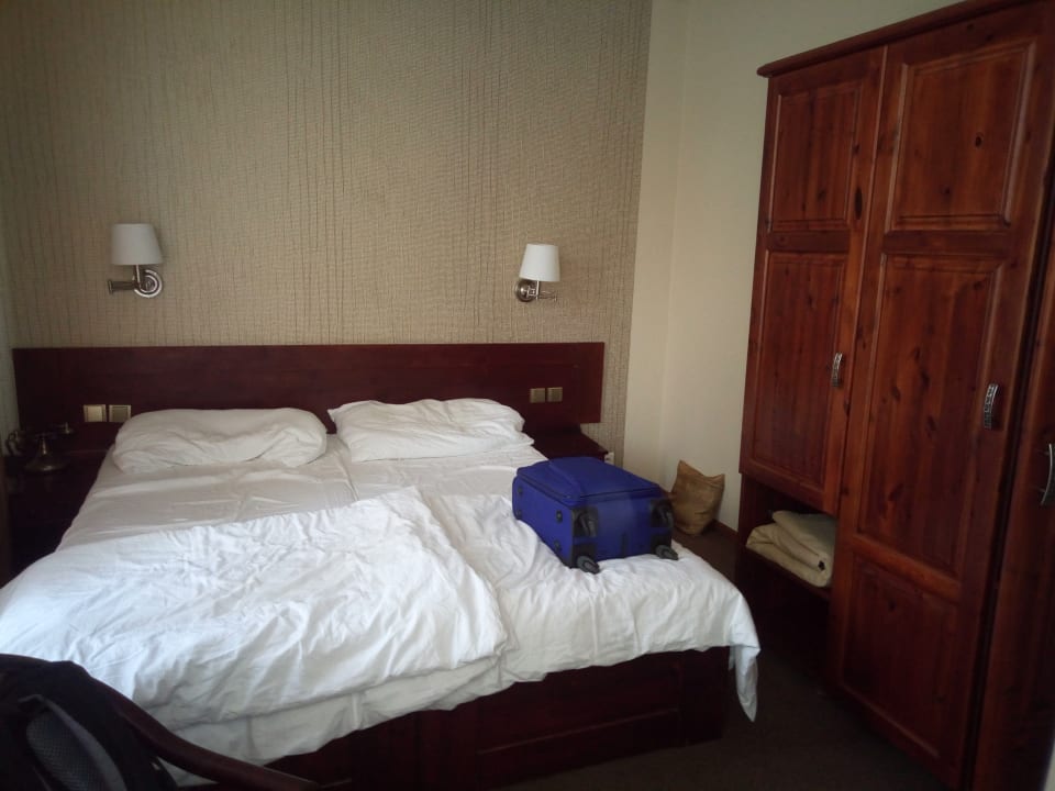 Zimmer At The Old Lady