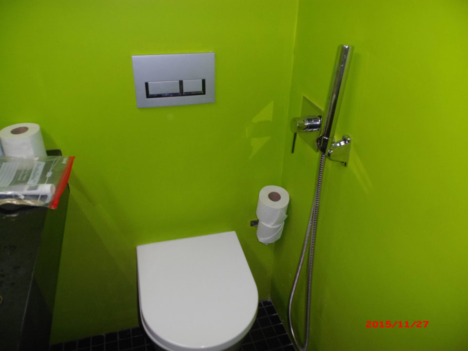 Reinigungsspülung an der Wand defekt, unter Wasser  Hotel DingDong Nuns