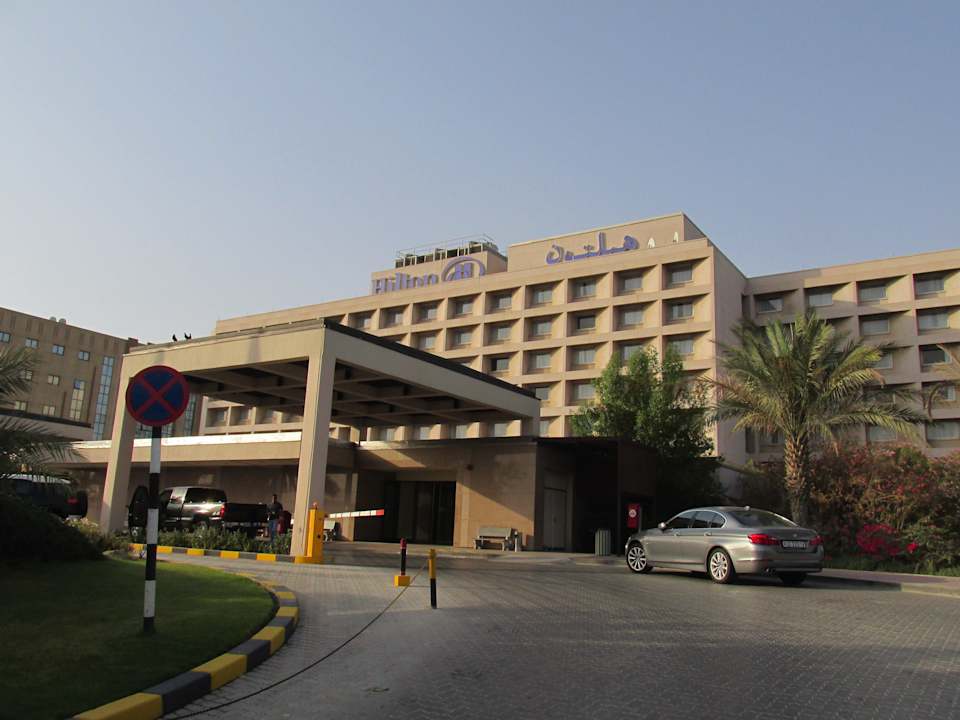 Die Auffahrt zum Hotel Hilton Garden Inn Ras Al Khaimah