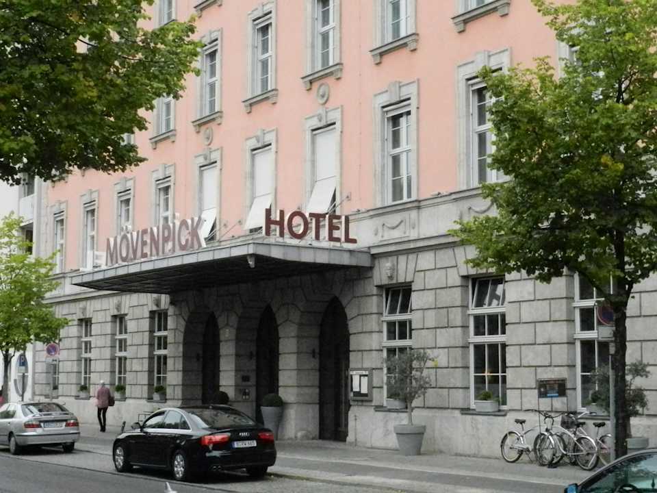 Eingang Mövenpick Hotel Berlin