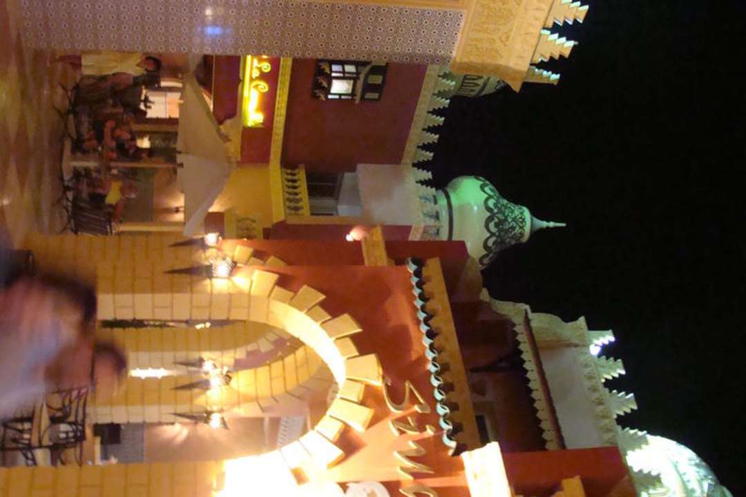 Вечерняя улица Pickalbatros Alf Leila Wa Leila Resort - Neverland Hurghada