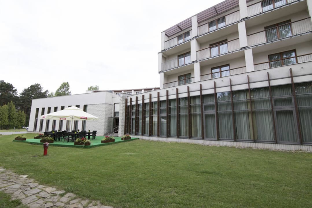 Widok z tyłu hotelu Holiday Inn Warszawa Józefów