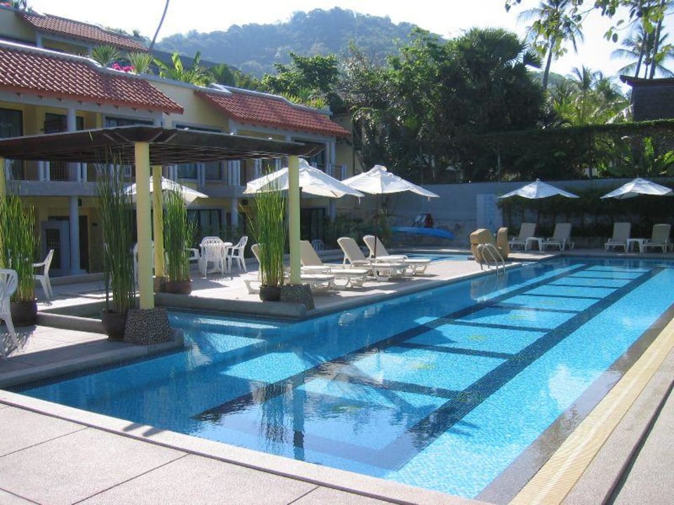 Hotelpool mit Liegen und Sonnenschirm Hotel By The Sea Residence