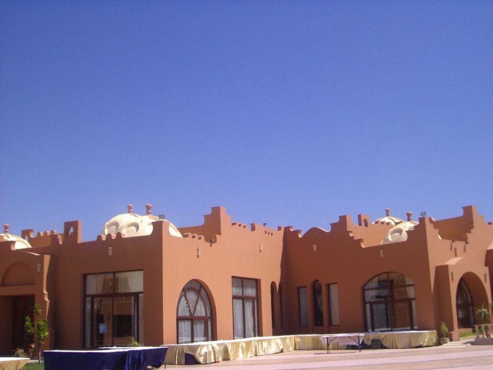 Blick auf das Hauptgebäude und Restaurant SUNRISE Royal Makadi Resort