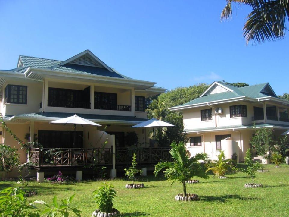 Gartenanlage mit Sicht auf die Bungalows Le Domaine de l'Orangeraie