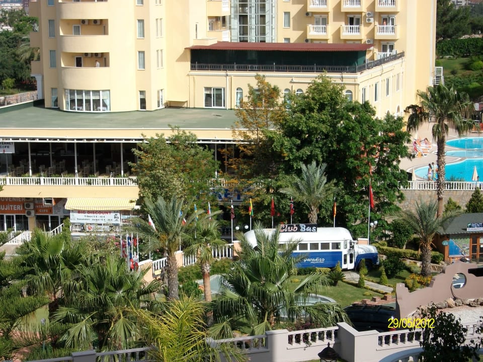 Der Vorplatz Hotel Club Paradiso