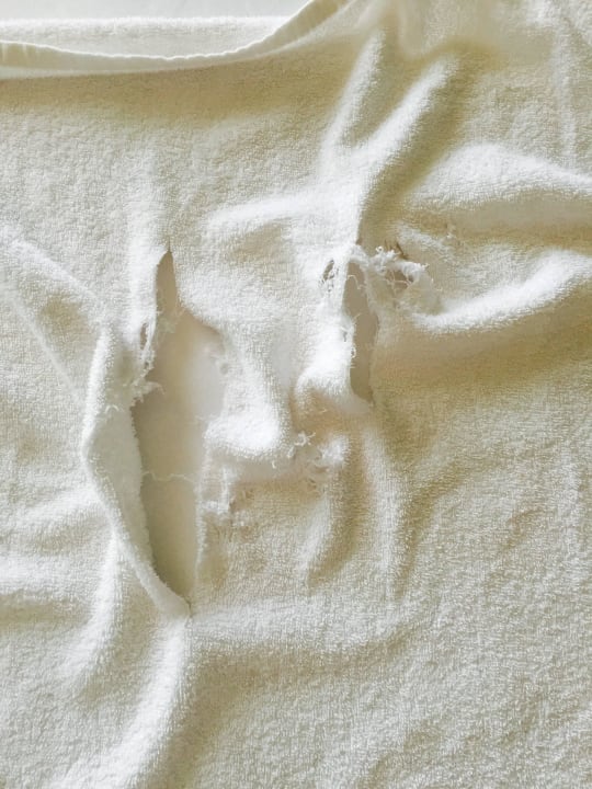 Podarte z starości ręcznik Elba Carlota Beach & Golf Resort