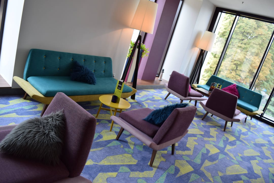 Sitzmöglichkeiten in der Lobby Hampton by Hilton Warsaw City Centre