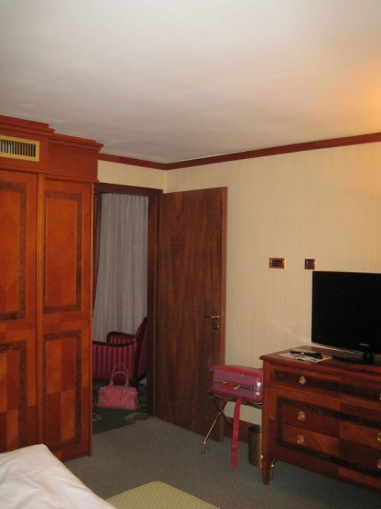 Schlafzimmer mit Blick auf Tür ins Wohnzimmer Best Western Premier Grand Hotel Russischer Hof