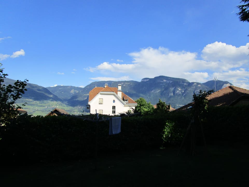 Ausblick aus der Gartenwohnung klein Residence Traminer Klause Ferienwohnungen