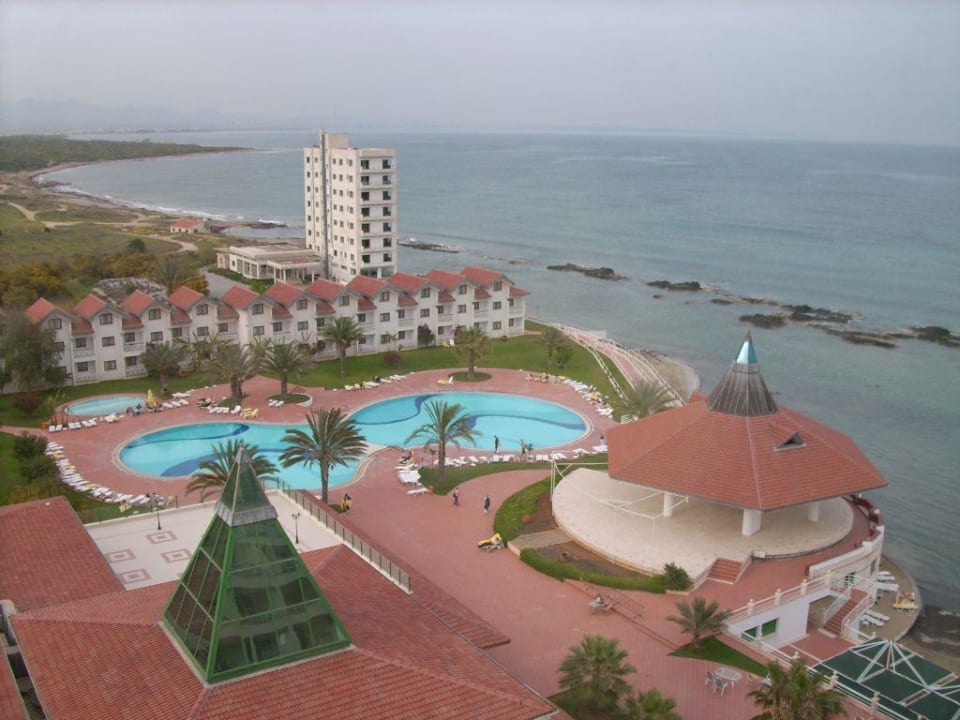 Blick aus dem 9. Stock auf die Poolanlage Salamis Bay Conti Resort Hotel & Casino