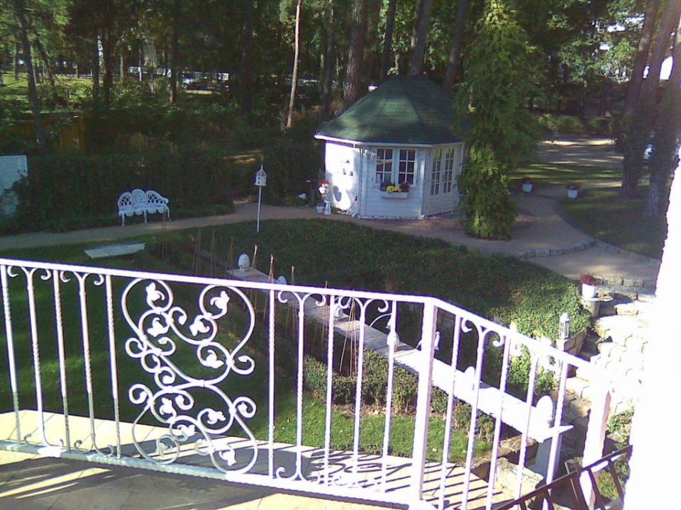 Ausblick in die Gartenanlage Villa Contessa