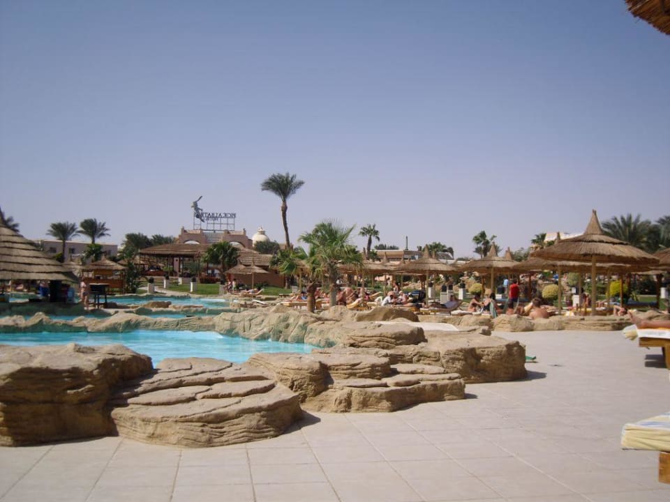 Poolanlage mit Riesenrutschen Beach Albatros Resort