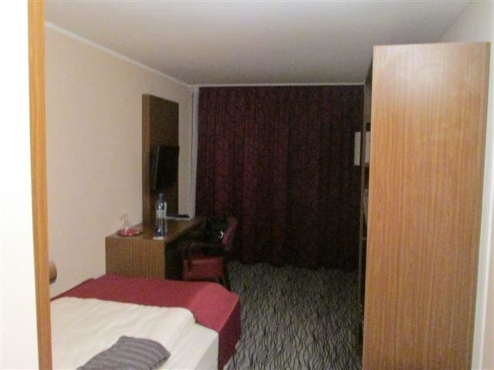 Vom Eingang zur Straßenseite Scope Hotel Dresden Airport