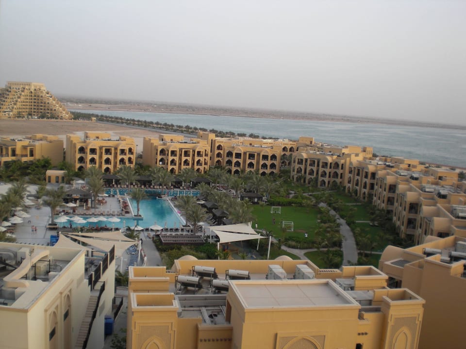 Blick auf Villen mit Pool und Garten DoubleTree by Hilton Resort & Spa Marjan Island
