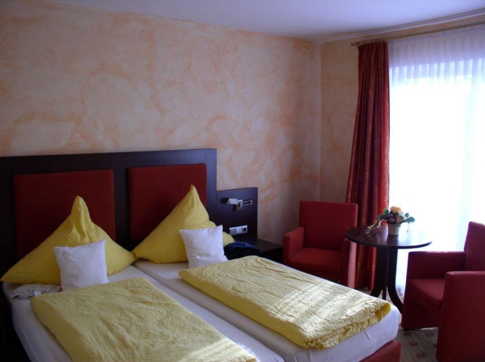 Zimmer mir Blick auf Balkon und Bett Hotel Nordstern
