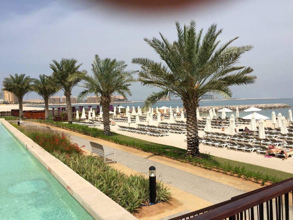 Viele freie Liegen Rixos Bab Al Bahr