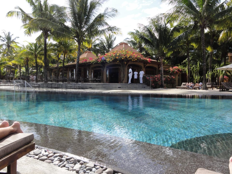 Pool mit Blick auf die Hotelbar Mauricia Beachcomber Resort & Spa