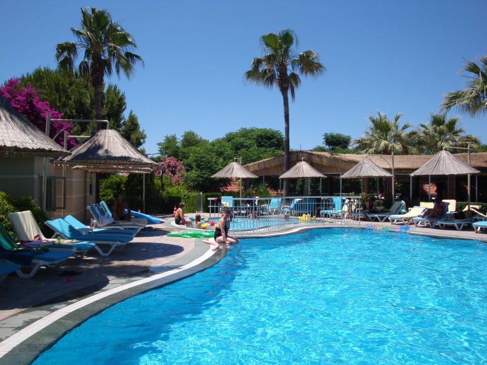 Links das DJ Häuschen  Can Garden Beach