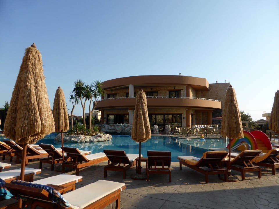 Pool mit blick richtung Bar und Suiten Cactus Royal